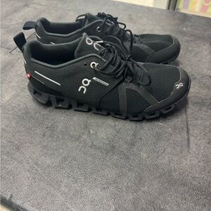 On Running Black and Gray Athletic Shoes